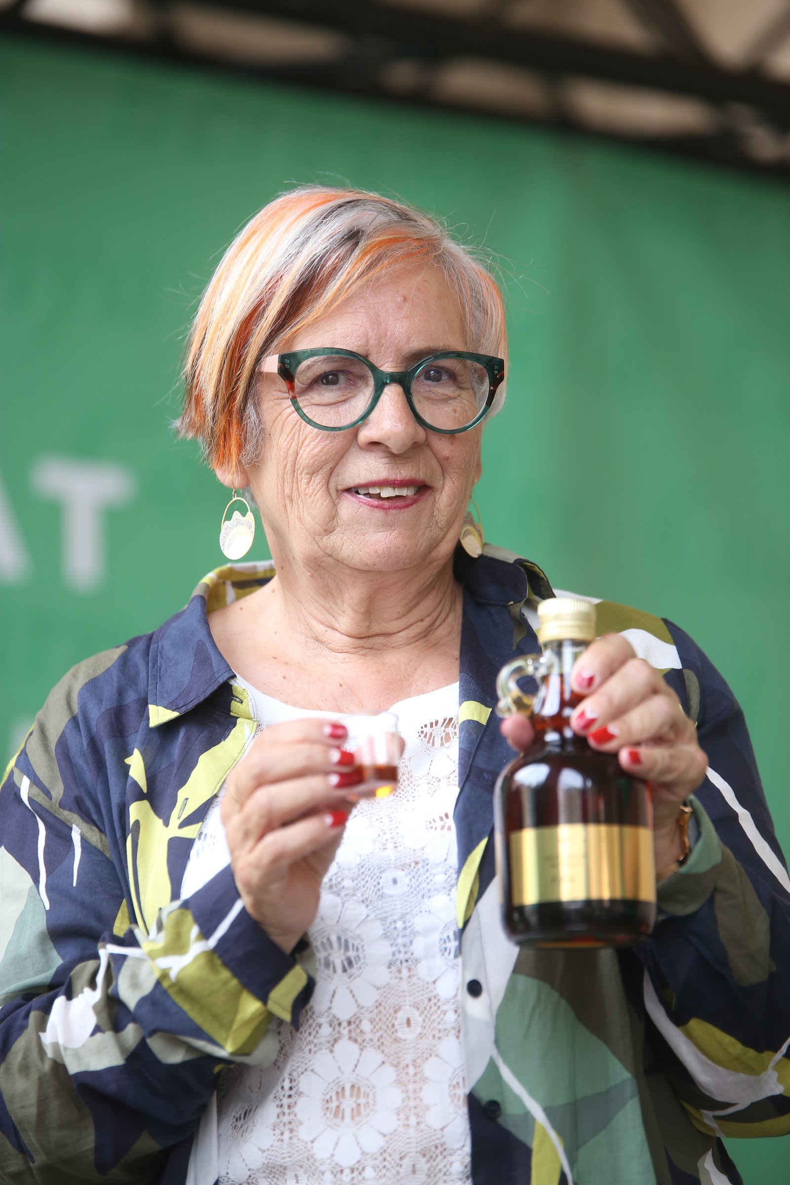 Fina Vilert amb una ampolla de ratafia