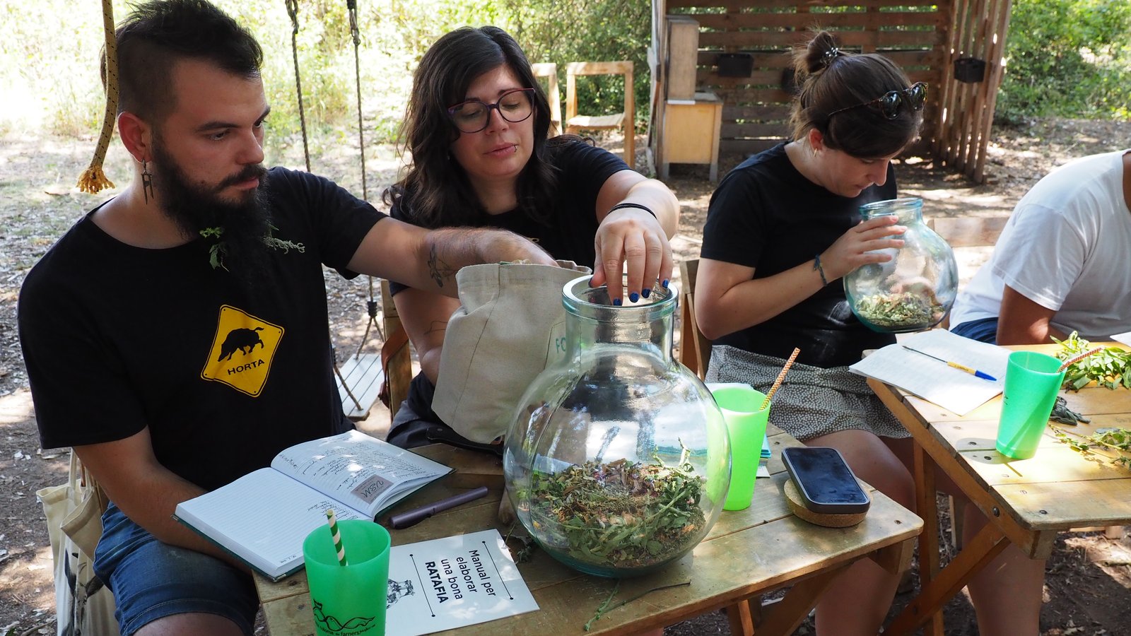 Participants preparant la ratafia als tallers