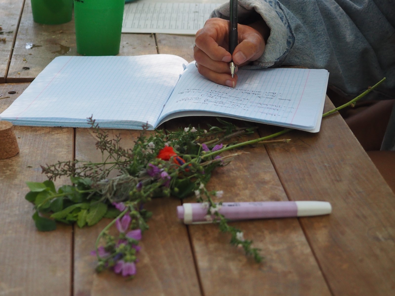 Un participant pren notes al taller de ratafia