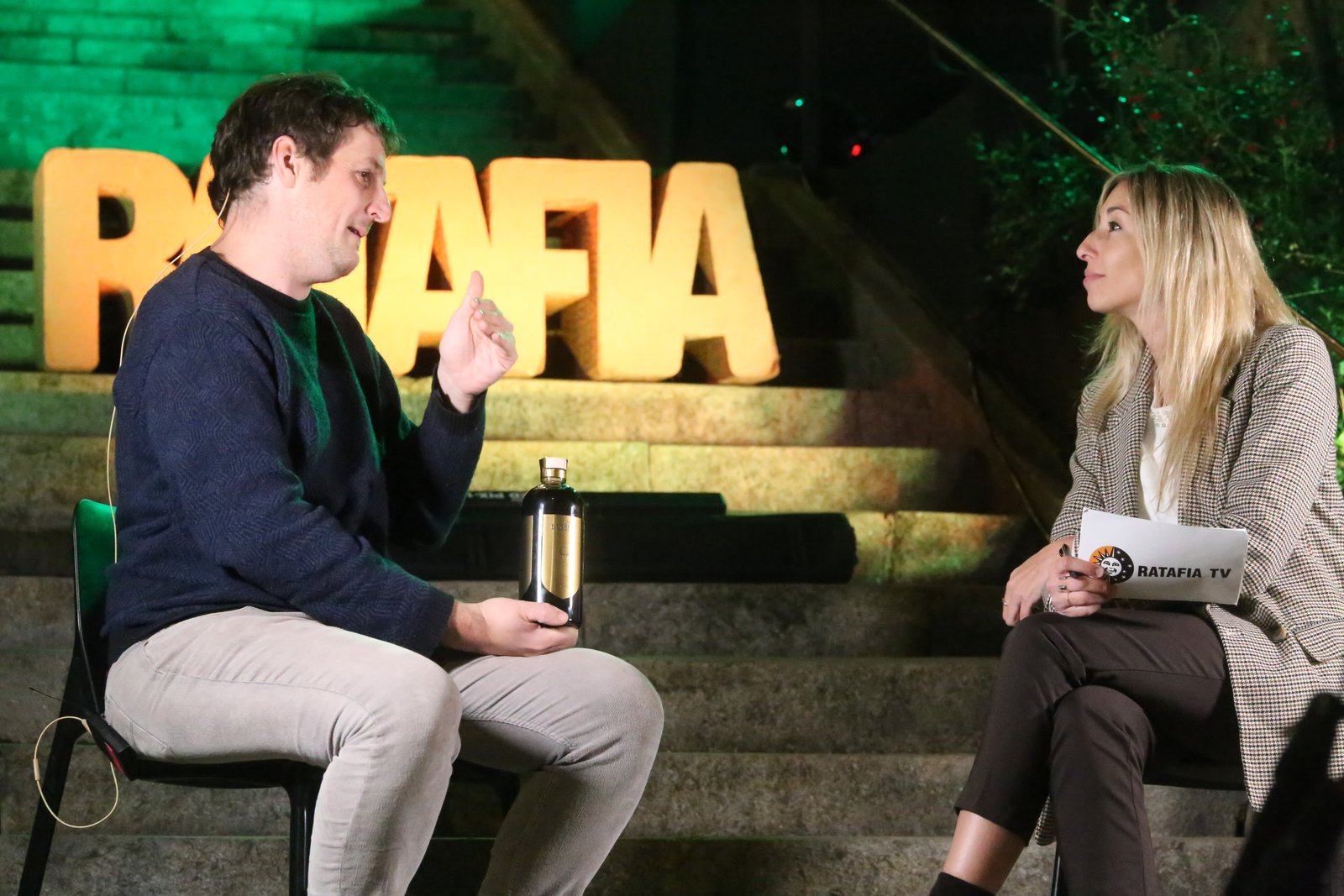 Una conversa al plató de Ratafia TV durant la Festa